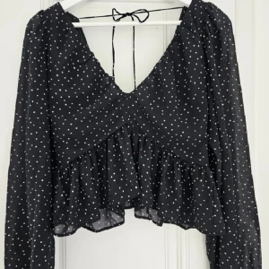 Blus - Prickig blus använd under 1 kväll, skicket är som nytt! ❤️