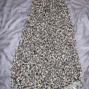 Kjol - Lång kjol från Gina Tricot, nästan aldrig använ. Fint skick💓