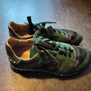 Valentino Rockrunners - Hej!   Säljer nu mina Valentino Rockrunners storlek 40.5/41  Tre nitar fattas från ena skon annars i väldigt bra skick.