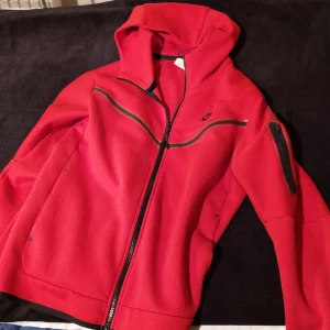 Nike tech fleece röd - Skick 10/10. Säljer för den va it min storlek