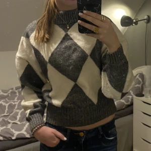 Stickad tröja - Jättefin stickad tröja från hm, köpt för flera år sedan. Använd men i bra skick, storlek xs