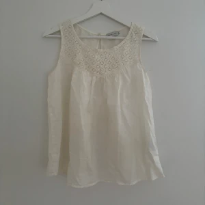 Vit blus - Supergullig vit blus med spets! Bra skick storlek S ☺️