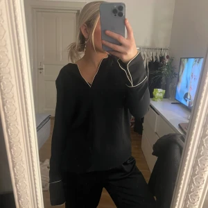Svart tröja  - Jätte fin svart tröja som man kan ha till vad som helst💘🩷 