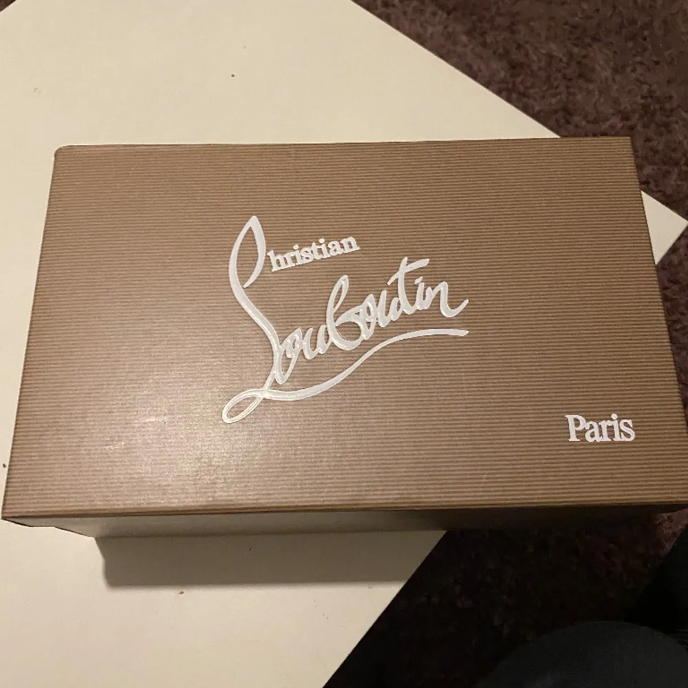 Säljer ett par Louboutin skor svarta som är i storlek 44. Box och dustbag följer med!. Skor.