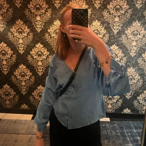 Topp Blus - Säljer denna jättefina blåa blus topp från Lindex. Bara andvänd1 gång, inga fläckar eller missfärgningar.