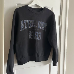 Sweartshirt  - Mörkgrå Sweartshirt från Gina tricot i storlek XS🤍