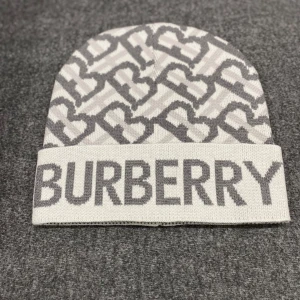 Burberry mössa - Burberry beanie✅ Size: one size Quality:10/10 brand new  Skriv i dem för mer info. 