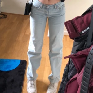 Low straight jeans - Säljer dessa snygga jeansen då de inte kommer till användning. Slutsålda online och jättefina! (Ordinarie pris: 500kr, säljer även i grå!🩷)