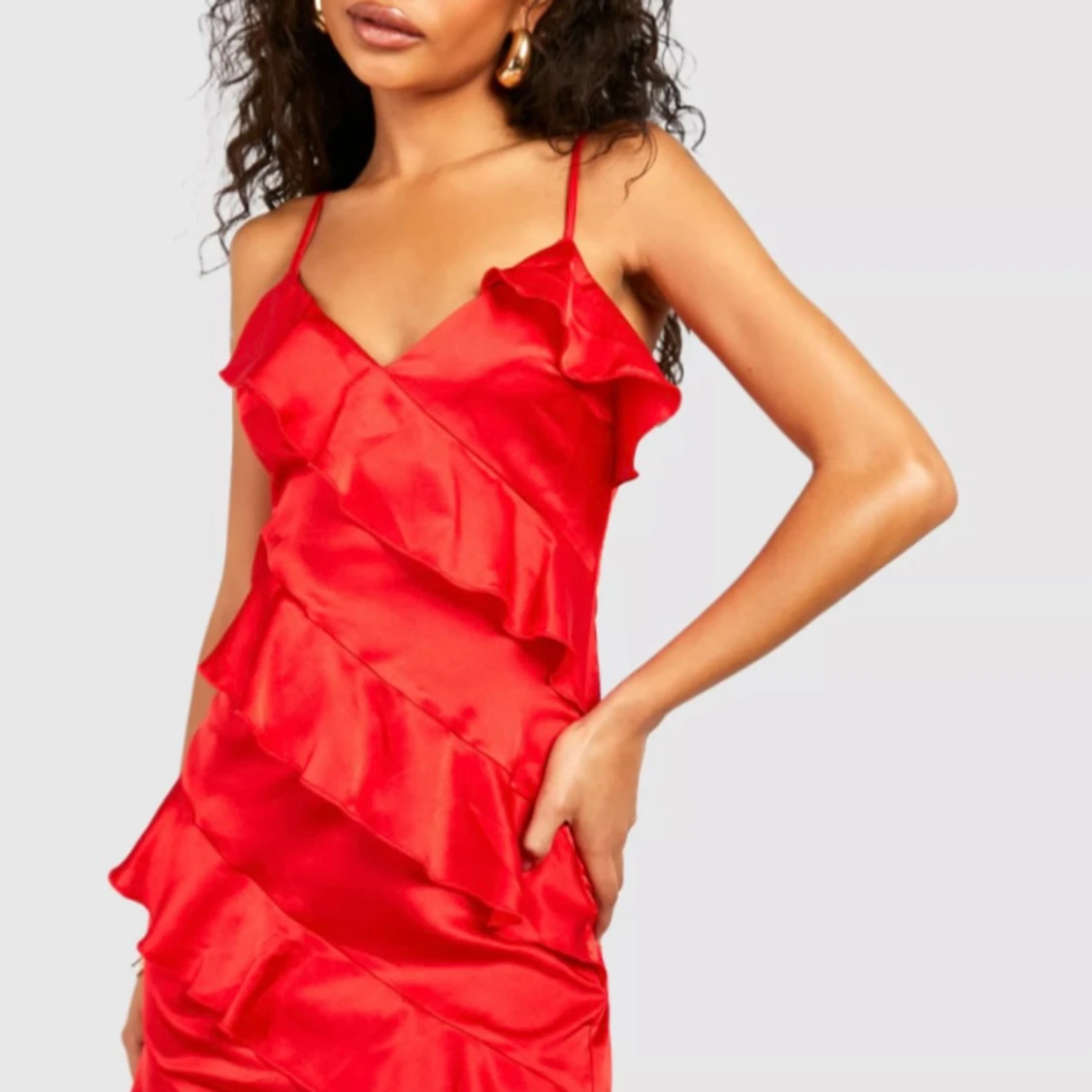 Röd volangklänning