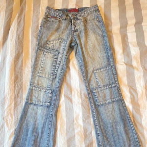 Lågmidjade jeans - Säljer dessa lågmidjade utsvängda jeans! Bra skick 💕 innerbenslängden är 80 cm och midjemåttet är 36 cm!