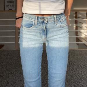 Midwaist jeans från Levi’s💘de är tighta vid låren och lite lösare i vaderna, använda ett fåtal gånger!