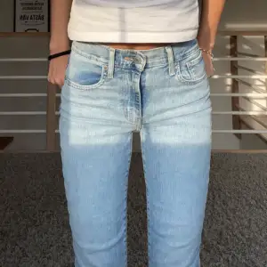 Midwaist jeans från Levi’s💘de är tighta vid låren och lite lösare i vaderna, använda ett fåtal gånger!