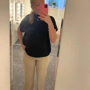 Beiga kostymbyxor - Ett par beiga kostymbyxor som är raka i benen och högmidjade men sitter väldigt snyggt. Säljer pga de inte kommer till användning längre.