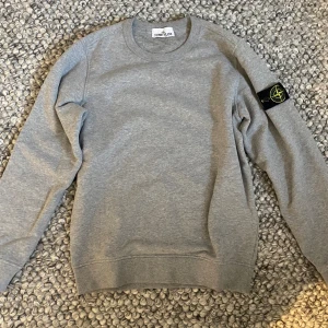 Stone island tröja - Tja, säljer min feta stone island sweatshirt, den är färgen grå och har inget slitage🤑 Skick 10/10 🤩 Jag är öppen för frågor ifall du undrar nåt💯