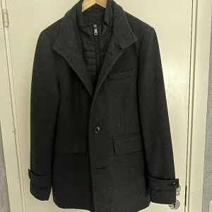 s.Oliver kappa / rock dark grey small - En nästintill oanvänd rock från s.Oliver som endast använts för finare tillställningar som blivit för liten. kond: 9.5/10. Tveka inte att höra av dig vid frågor eller fler bilder😄🤝