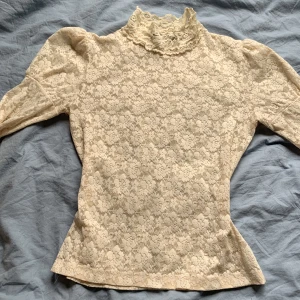 Spetströja - Spetströja från hennes. 