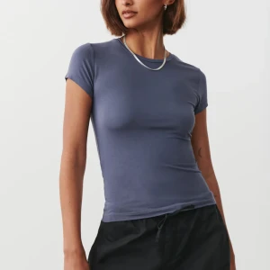 Gina soft touch topp - köpt i sommras för 160kr, tillfälligt slutsåld. Jätteskönt material och perfekt till sommarn & våren. Storlek xxs. kolla bio innan köp