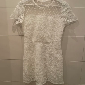 Studentklänning  - En perfekt studentklänning! Säljer nu min Ida Sjöstedt klänning då jag inte kommer använda den. Den är i storlek 38 men passar även 36. Superfin och perfekt till studenten! Ny pris ca 2500kr. 