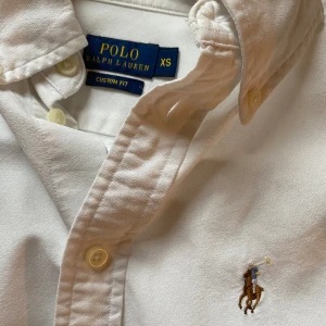 Polo Ralph lauren oxfordskjorta - Riktigt skön o snygg skjorta som passar bra under en tröja. Säljer den eftersom att den blivit för liten på mig.  Skick 9/10