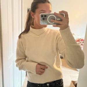 Vit stickad tröja - En vit stickad turtleneck tröja från Other stories i storlek S. Jättemjuk och använd endast ett fåtal gånger så den är i mycket bra skick! Säljer även samma fast i blå🥰 pris: 100kr