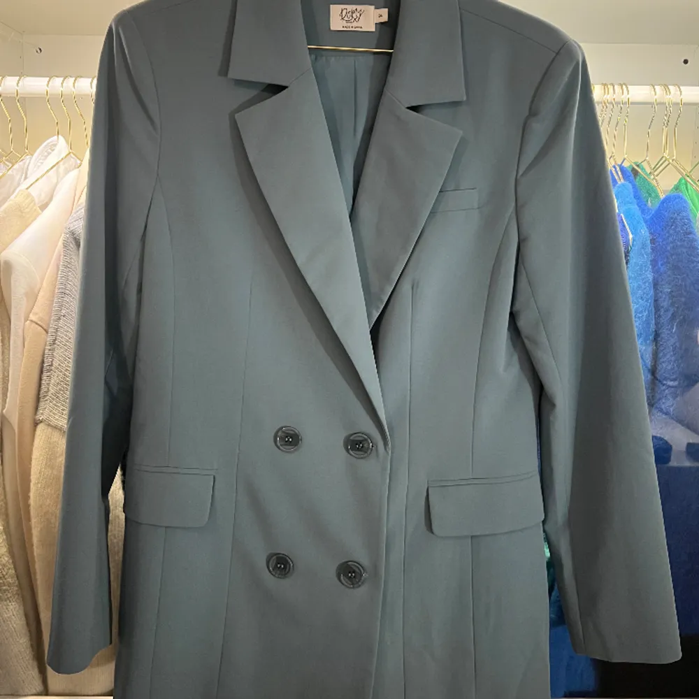 Blå kavaj från nakd som knappt är använd. Storlek 34 men oversized så passar de flesta💙Fint skick, säljer för 150. Kostymer.