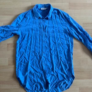 Skjorta weekend  - Blå skjorta från weekend i strlk S. Mjukt material och i bra skick.