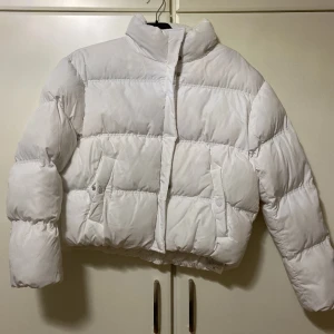 En vit vinter jacka - Jag har haft den i några månader men använt den endast 3 gånger. Vill bli av med mycket av det jag har för att jag ska flytta snart. 