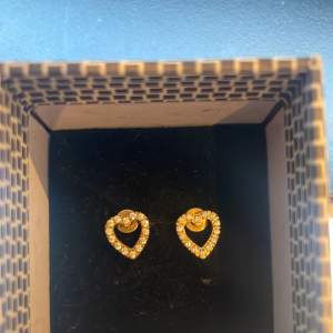 Fina guldiga hjärt örhängen, använt en gång(nu på bilden) Köpt dem för ngt år sen, minns inte hur mycket dem kostade. Priset kan diskuteras 