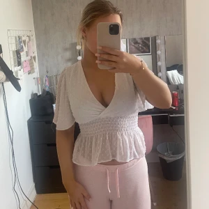 Vit blus - Säljer denna då jag inte använder den längre. I jättebra skick fortfarande, pris kan diskuteras 