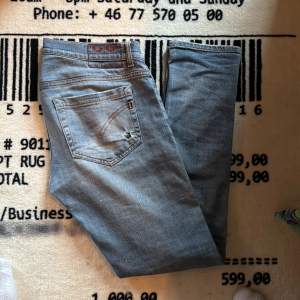 Säljer dessa Dondup jeans, modellen är george | Storlek 33 | Super fint skick, slitaget är en del av designen | Nypris: ~3000kr, mitt pris: 699kr | Hör av er vid funderingar 🤝🏼