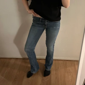 Lågmidjade bootcut jeans - Så snygga och trendiga lågmidjade jeans från hollister! Storlek 26/31😻