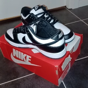 Dunk panda - Köpte på plick vet ej äkta eller ej, bra kvalitet iallafall enda är att boxen är lite trashad o att sulan i skon så är det som märken som har suddats bort lite, de är storlek 42, och endast använd 1 gång det var ute men lite crease o inte smutsiga.