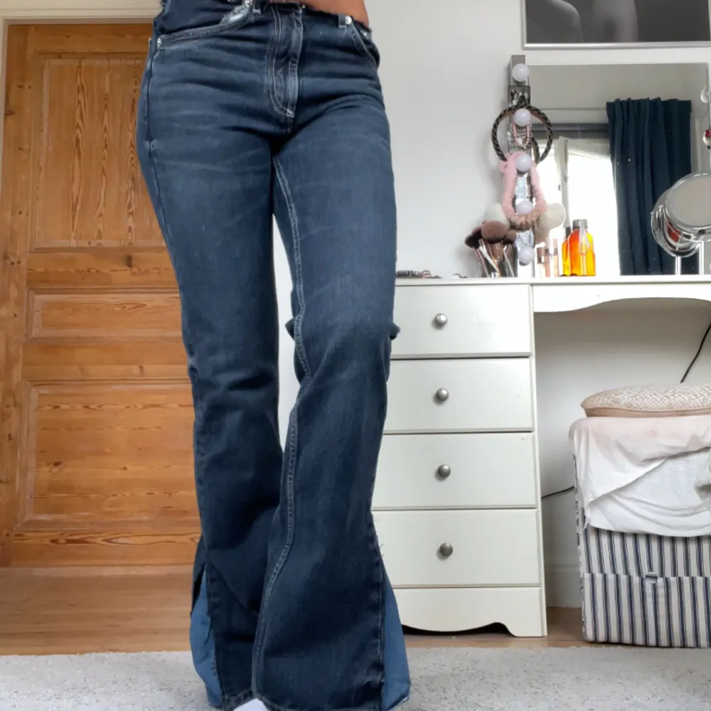 Skitcoola Lågmidjade jeans med slit där det är en annan färg på tyget❤️. Jeans & Byxor.