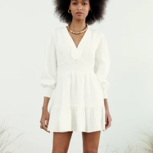 Vit klänning från Zara - Säljer denna klänning från zara i storlek S. Ordinarie pris: 399kr mitt pris: 250kr! Endast använd en gång och är därför i nyskick💕