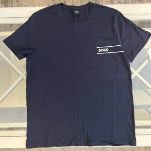 Ny oanvänd Boss T-shirt  I sin orginal förpackning  Storlek - L Färg - mörkblå