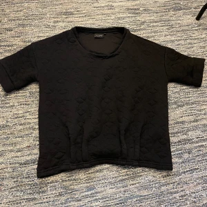 Kviltad tröja  - Kviltad tröja i s. Väldigt snyggt mönster som inte syns på bilderna så bra men skriv så skickar jag bättre bilder🥰