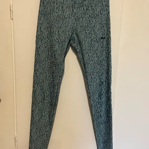 Röhnish tights, XS - Tights från Röhnish i väldigt gott skick. Svarta revärer längs sidorna. XS.