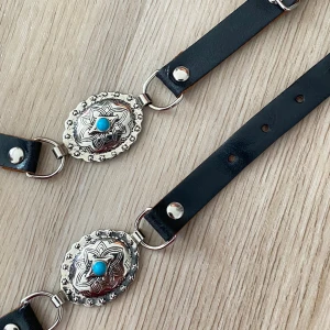 Skärp - Snyggt skärp med turkos utsmyckning  100 cm