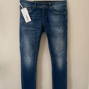 OBS: INGA BYTEN | Helt nya Dondup George jeans | Storlek: 34 (skinny-fit modell så sitter betydligt mindre) | Dessa finns på deras hemsida och kostar för tillfället 3500 kr | Skriv gärna vid funderingar!