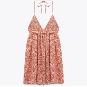 Sommarklänning  - Jättesöt klänning aldrig använd med prislapp kvar  Från zara. Slutsåld. Storlek S men passar även xs-m