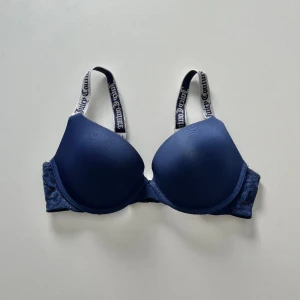 Juicy Couture BH - Marinblå Juicy Couture BH. Använd max 4 gånger. Säljer då den är för liten 💕