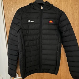 Ellesse jacka - Säljer nu en till gammal jacka. Den är använd men inget man märker av och den är perfekt nu till våren. Skriv om du undrar något🍁