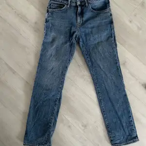 Blåa jeans från HM använda men i nyskick inga synliga fel  skriv för fler bilder  pris kan  köpta för 599kr diskuteras vid snabb affär 