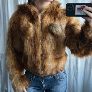 Fluffig pälsjacka - Vintage fluffig pälsjacka, inte äkta päls, från Chilli. Inga defekter 💖