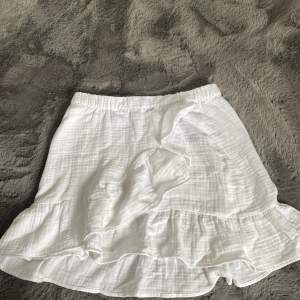 Säljer min vita Gina tricot kjol då den har blivit förliten för mig. Den är i storlek 158/164 hör av dig om du har några funderingar 