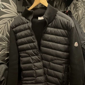 Moncler Cardigan - Har en fet Moncler cardigan som precis har kommit in. Kan diskutera pris eller om du har några byten.
