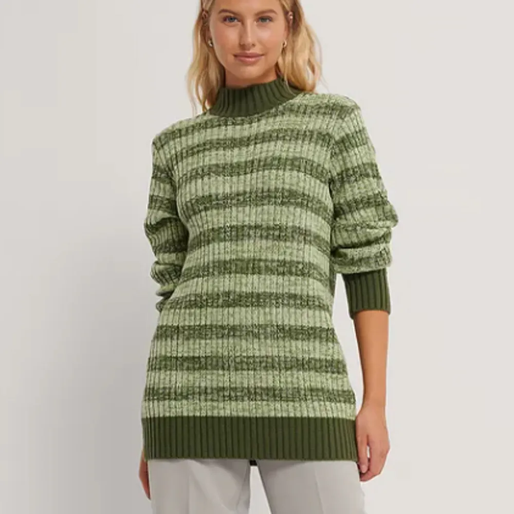 Stickad grön, randig tröja från Emilie Malou x NA-KD. Bra använt skick. Strl S men passar M också. Färgen är mest lik modellbilderna ☺️. Stickat.