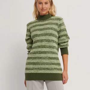 Stickad grön, randig tröja från Emilie Malou x NA-KD. Bra använt skick. Strl S men passar M också. Färgen är mest lik modellbilderna ☺️
