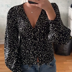 Prickig blus - Jättefin prickig blus från zalando i strolek xs