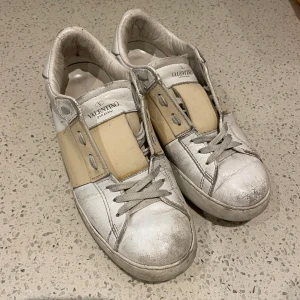 Valentino skor 39 - Väldigt välanvända valentino skor storlek 39 säljes i befintligt skick. 